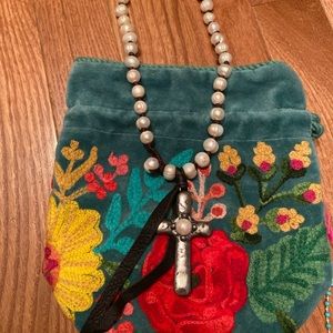Pearl cross necklace with cross